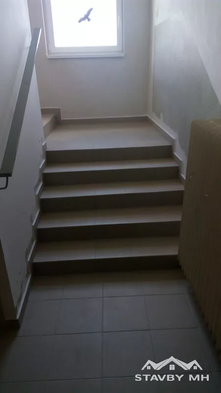 Výměna dlažeb na schodišti v administrativní budově AŽD Kolín